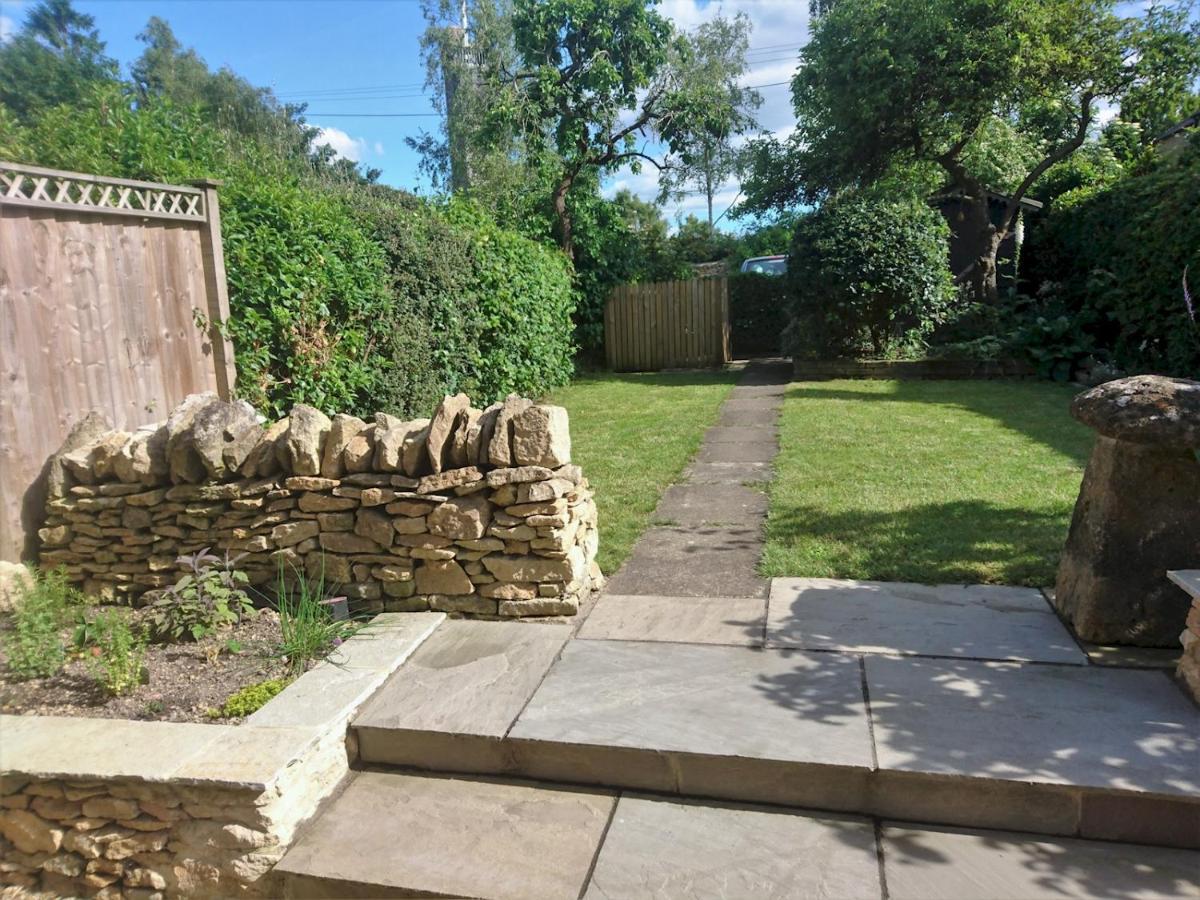 Pass The Keys The Pippins A Cotswold Cottage And Garden Parking Stow-on-the-Wold Екстериор снимка